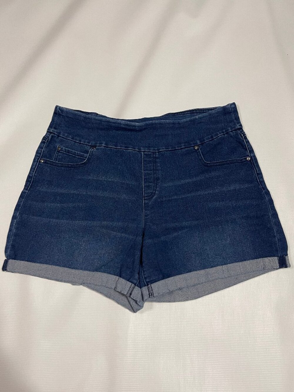 Time & Tru Women's Pull-On Stretchy Denim Shorts with Rolled Cuff Hem, Denim Blu